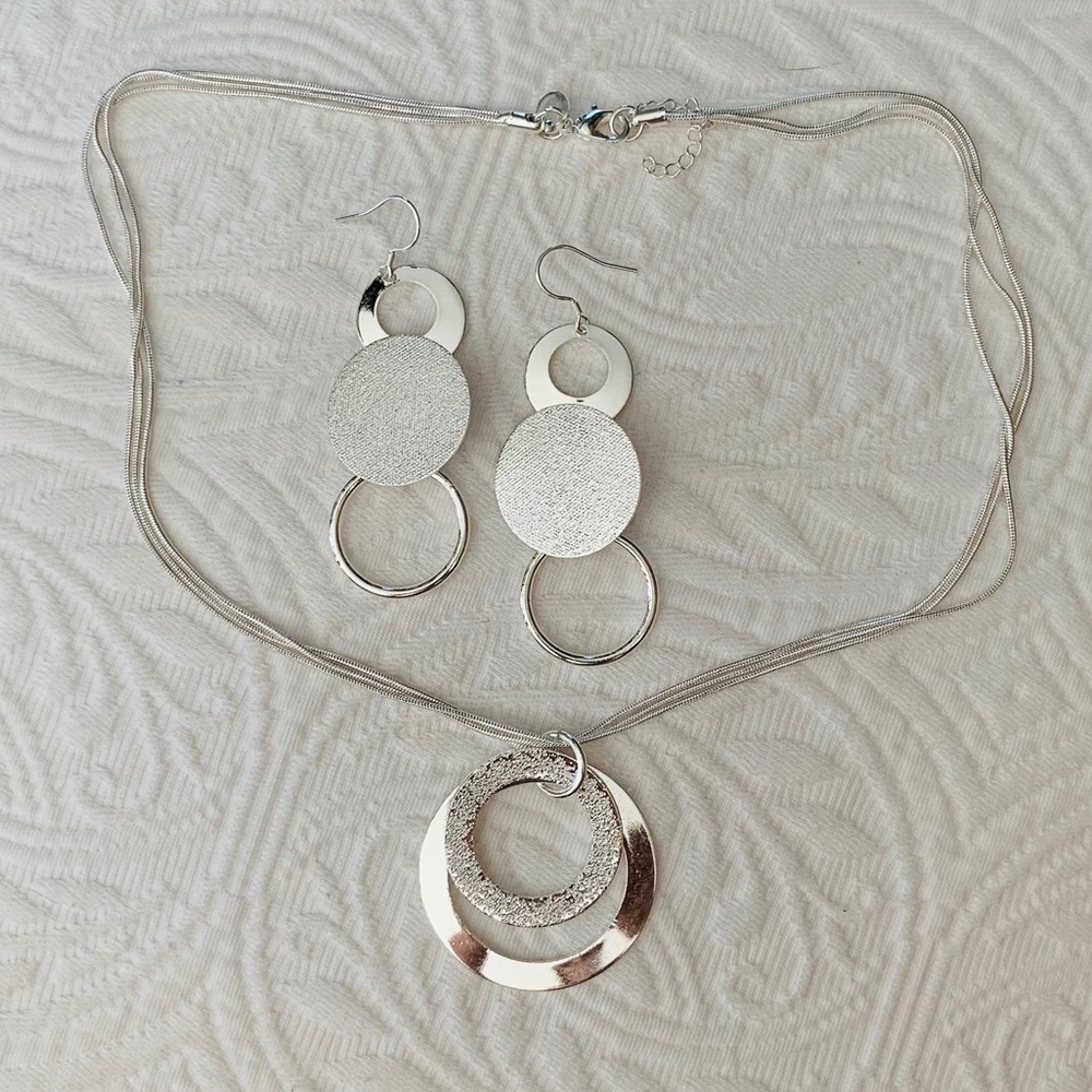 Silver Necklace & Dangle Earrings Jewelry Set